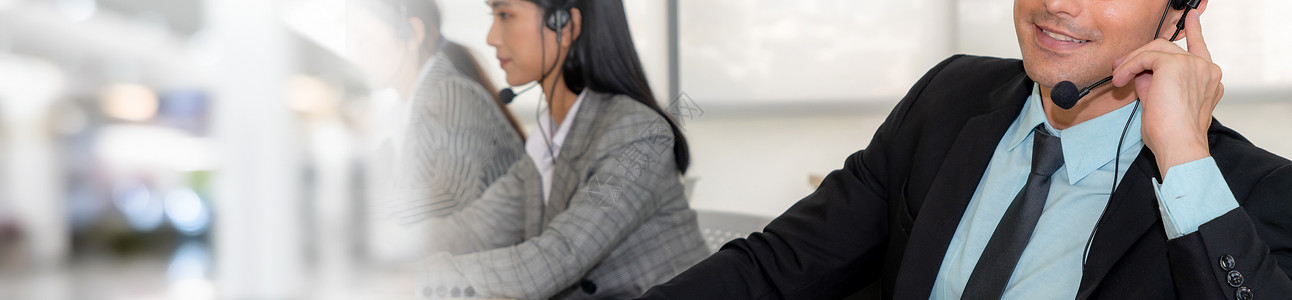 扩大全景视野的呼叫中心或客户支助代理机构女士桌面商务电话女性办公室顾问推销员耳机工作图片