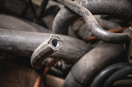 从汽车散热器通向发动机的橡胶管和软管 从下面看发动机 旧磨损的橡胶汽车冷却系统软管引擎橡皮管子服务录取维修车库管道机器金属图片