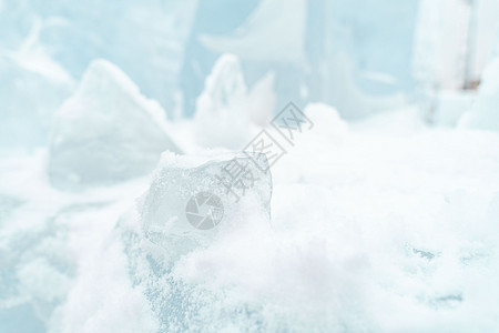 寒冷的冬季风景和蓝冰山蓝色水晶结晶反射冰晶冰川碎片气候季节图片