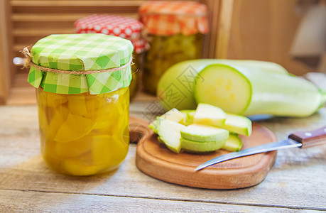 在罐子里的Zucchini果酱 选择性焦点勺子洋葱柠檬草本植物饮食厨房美食花园装罐甜点图片