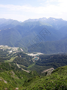 全景山景观与山谷和森林覆盖的山峰远足蓝色农村木头风景地平线假期山脉房子旅游图片