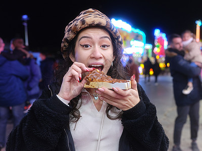 女人吃华夫饼 快乐地表达 在半夜的盛宴上图片