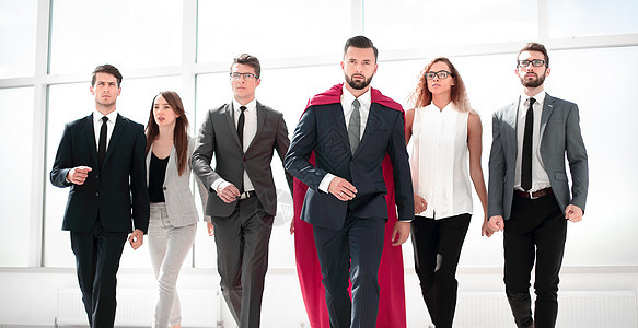 穿着红色超级英雄斗篷的商务人士和他的商业团队男性职业面具力量男人办公室首席线索领导者成年人图片