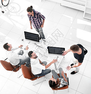 雇员在你的办公桌上讨论各种想法办公室工作会议电脑男人工人合伙团队男性技术图片