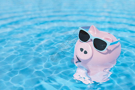 有太阳眼镜的猪银行在游泳池游泳图片