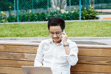 商业概念商务人士认真与自己的项目交谈 并进行认真的商谈白色技术短信电话屏幕手机图片