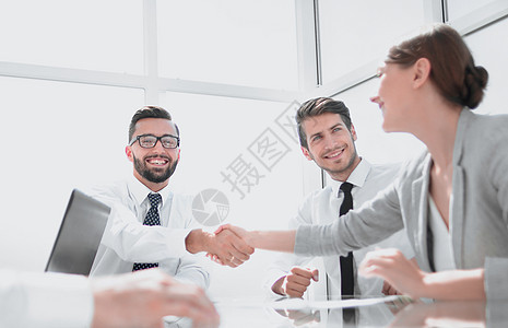 下视图 handshake 业务伙伴在服务台生意人男性经理律师金融协议同事女士交易人士图片