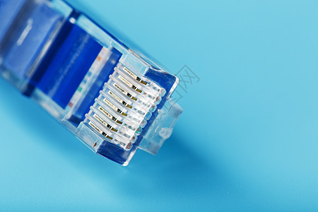 Ethernet 电缆连接器 Patch 绳索线紧贴在蓝色背景上 有自由空间数据中心电脑互联网电缆数据硬件商业绳索技术布线图片