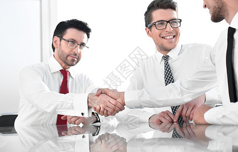 雇员以握手方式互相问候交易企业家会议衬衫工作职场桌子协议人士领带图片