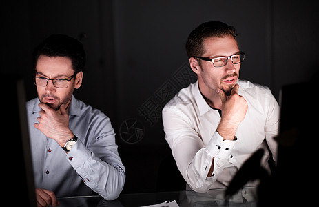 两个同事在办公室工作到很晚 两人一起工作时间商务桌子商业技术伙伴电脑合作手表经理图片