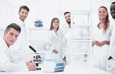 男性科学家与显微镜合作女士学生管子样本工作药品药理教育测试药店图片