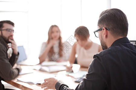 商务人士看着商业伙伴的握手 看生意伙伴的握手工作电脑成人男人职业合同微笑交易男性商务图片