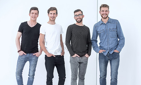 一组现代青年男子 他们正在全面成长幸福多样性学生白色职业闲暇商业成人工作室男性图片