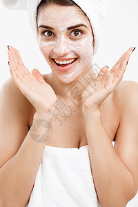 美容护肤概念美丽的白种女人面部肖像在她的面部皮肤白色背景上应用奶油面膜治疗皮肤科排毒女性身体女士保湿化妆品沙龙黏土图片