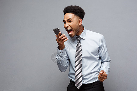 商业概念  心理紧张的非洲商务人士在手机上大喊大叫 笑声办公室讲话经理老板商务工作挫折技术男人男性图片
