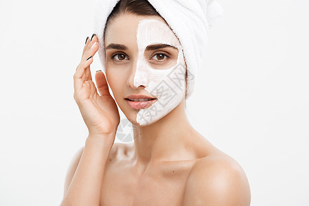 美容护肤概念美丽的白种女人面部肖像在她的面部皮肤白色背景上应用奶油面膜沙龙成人治疗奢华身体护理毛巾保湿肤色药品图片