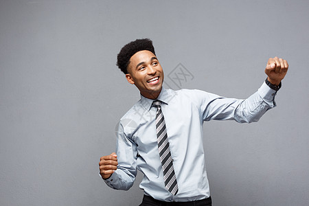 商业概念自信的年轻非裔美国人在空中挥拳庆祝成功项目 掌声手势工作室成就人士套装男性商务精力工作拳头图片