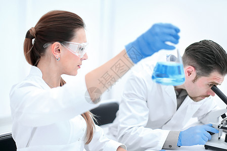 两位科学家正在实验室工作生物学助手关心眼镜男性药品实验生物安全临床图片