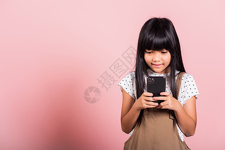 10年亚洲孩童享受使用手机社交网络媒体的游戏生活互联网药片技术女孩细胞微笑工具孩子们女性女士图片