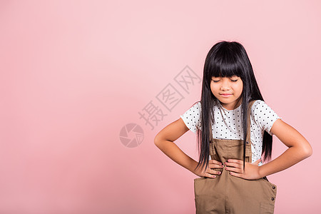 10 岁亚洲小孩胃痛药品腹痛女孩痛苦便秘孩子疾病工作室情感呕吐图片