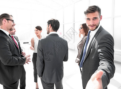 笑笑的商务人士握手握手快乐生意微笑管理人员套装男人工作商业协议老板图片