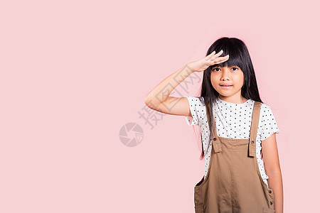 10岁的亚洲小孩 远望远方 手举过头顶青少年孩子粉色女孩幸福眼睛白色工作室孩子们头发图片