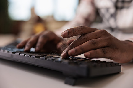 特写计算机键盘上社交媒体的非裔美国男性内容创作者写作文章站点图片