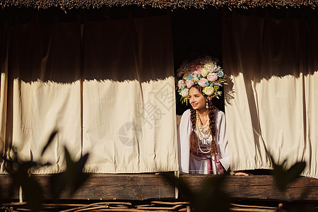 穿着白色乌拉尼式国服的布朗特女孩 花圈正从窗外向外望去婚礼皮肤成人窗户花束化妆品装饰品女士文化公园图片