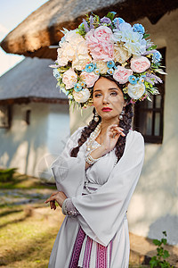 穿着白色的乌拉尼式国服和花圈的布蕾特女孩 对白小屋装扮成一朵鲜花国家茅草婚礼成人衣服刺绣黑发皮肤文化嘴唇图片
