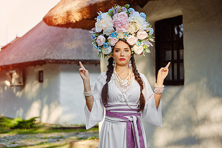 穿着白色的乌拉尼式国服和花圈的布蕾特女孩 对白小屋装扮成一朵鲜花花束房子成人女性农村民间刺绣衣服戏服文化图片