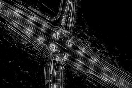 晚上的大城市高速公路 在上海中国有光线小径蓝色天际市中心速度建筑学汽车运动地标城市车辆图片