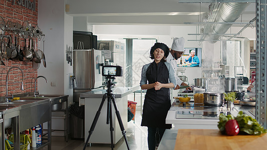 在餐厅厨房拍摄在线烹饪节目的真人厨师图片