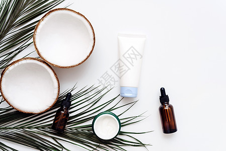 白底带椰子的有机化妆品 有天然成分的皮肤护理 血清 奶油和软糖剂图片