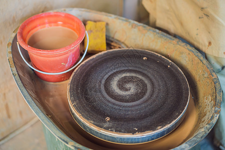 猫砂盆在一个陶瓷车间中旋转陶器盘背景