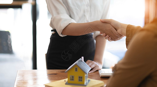 房地产经纪人和客户握手祝贺签订合同购买有土地和保险的房子 握手和良好的回应理念咨询投资住房人士合同协议合作并购房东商务图片