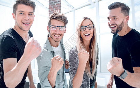 商业团队在办公室庆祝工作成绩优异公司幸福手势庆典男人成人乐趣商务同事喜悦图片
