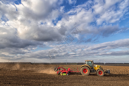 拖拉机为播种和耕种准备了土壤 农业和农艺学概念季节土地机器耕作播种机农村生长培育打扫收成图片
