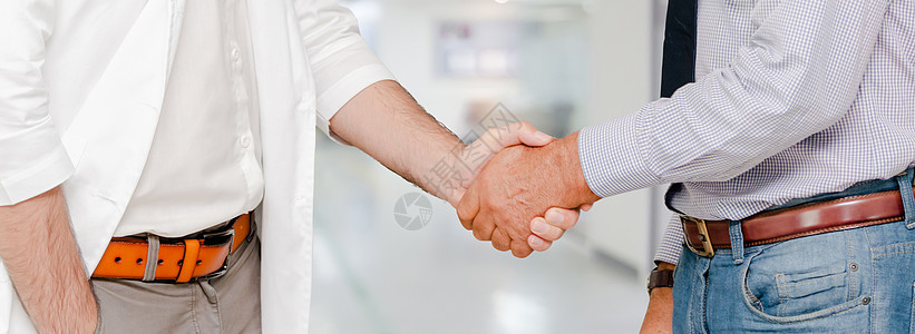 医院的医生和另一个医生握手保健住院团队治疗合作合伙工作预科男性诊所图片