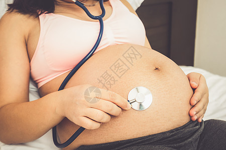怀孕快乐的孕妇和在家里等待婴儿保健妈妈家庭身体产妇生活孩子腹部女人健康图片