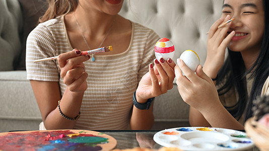 欢乐的亚洲女孩画复活节鸡蛋 同时享受着与母亲一起装饰 复活节假期和人的概念图片