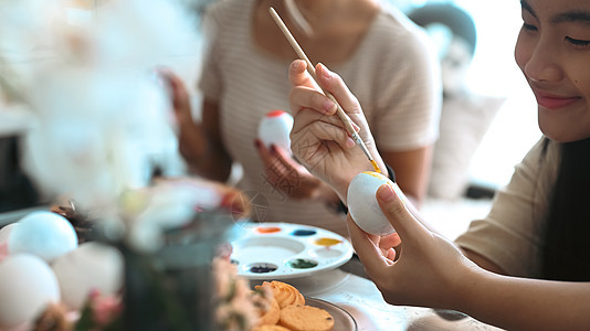 充满欢乐的亚洲女孩在家里画复活节鸡蛋 复活节 节日和人的概念图片