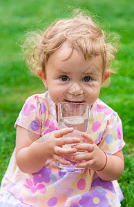 婴儿从杯子里喝水 有选择的焦点孩子女孩生活微笑食物瓶子嘴唇情感幸福玻璃图片