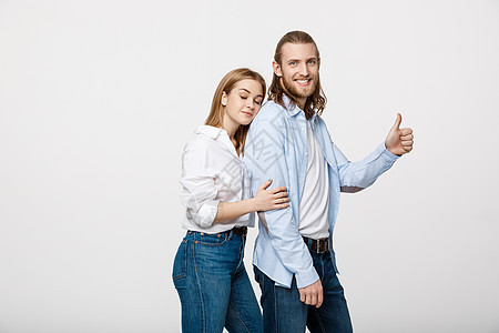 快乐的年轻夫妇在白色背景上展露缩略图的肖像拉丁女性夫妻喜悦男朋友幸福手势成就男性成人图片