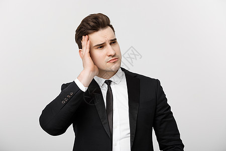 商业概念 年轻商务人士头顶握手 脸部表情头痛 孤立在白种背景上青年商务人士疼痛办公室思考工作室男人电脑工作工人互联网思维图片