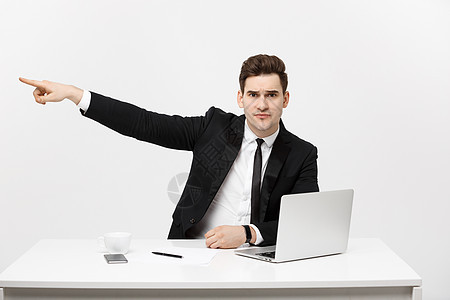 商业概念 身着西装坐在办公室的英俊商务人士肖像 用复制空间和笔记本电脑对灰色背景进行指尖男性手指工作人士衬衫领带工人互联网套装屏图片