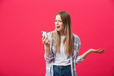 无聊女孩打来电话 在粉红背景上发狂的眼神商务白色细胞强人手机青少年商界讲话商业技术背景图片