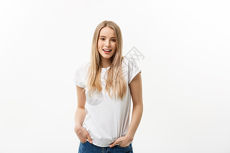 白人年轻自信的女人 白色的白色T恤模特 在白背景上被孤立幸福头发成人学生情感手势黑发快乐女孩工作室图片