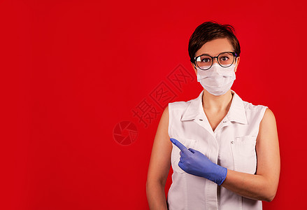 一名身陷COVID19病毒保护诉讼的妇女指明了方向症状工作服职业医院女性化学化学品套装实验室细菌图片