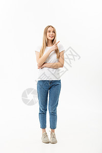 穿着便衣的年轻有吸引力的快乐少女 指向白色复制空间背景女士微笑管理人员成人黑发女孩工人学生商业商务图片