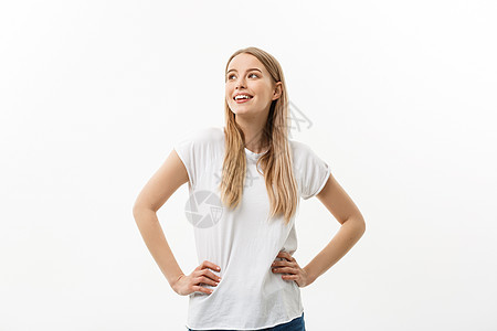白人年轻自信的女人 白色的白色T恤模特 在白背景上被孤立微笑头发手势女孩情感黑发成人学生幸福女士图片